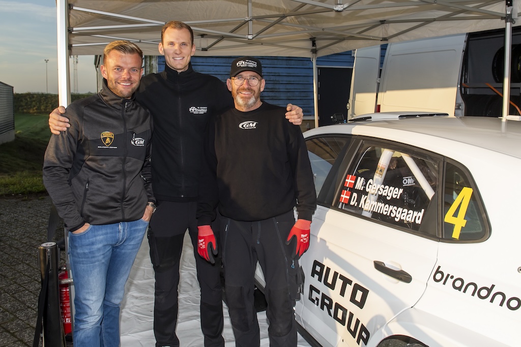 'Mine to mekanikere Arne og Oliver sørgede for at klargøre rallybilen,' siger Marco Gersager. 
(Foto: Jokum Tord Larsen)